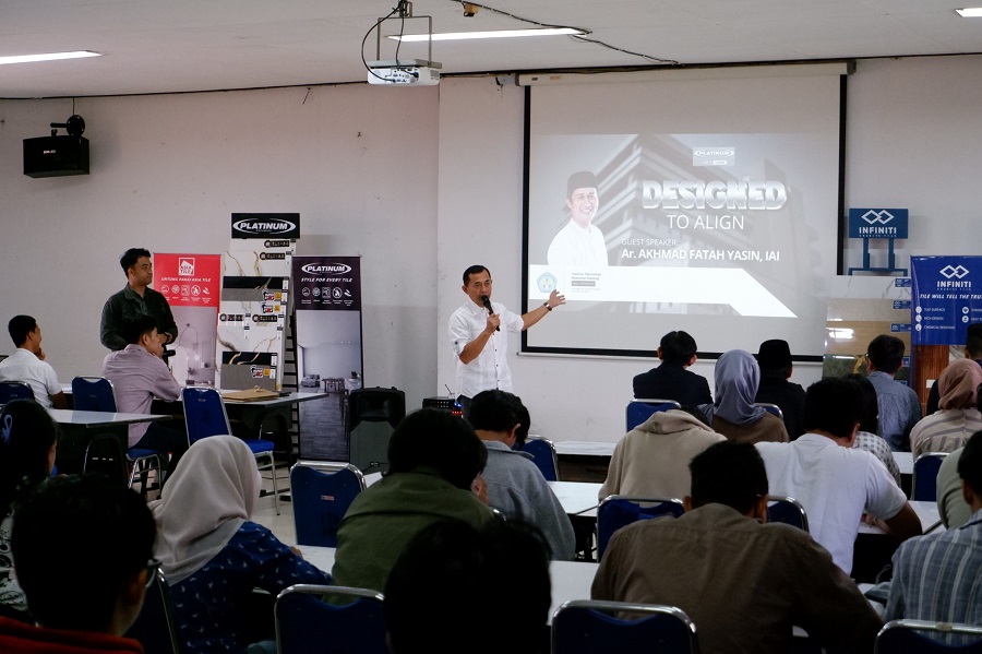 Kaprodi Arsitektur S-1 ITN Malang, Ir. Gaguk Sukowiyono, MT., saat membuka acara Platinum Ceramics Goes to Campus di ITN Malang