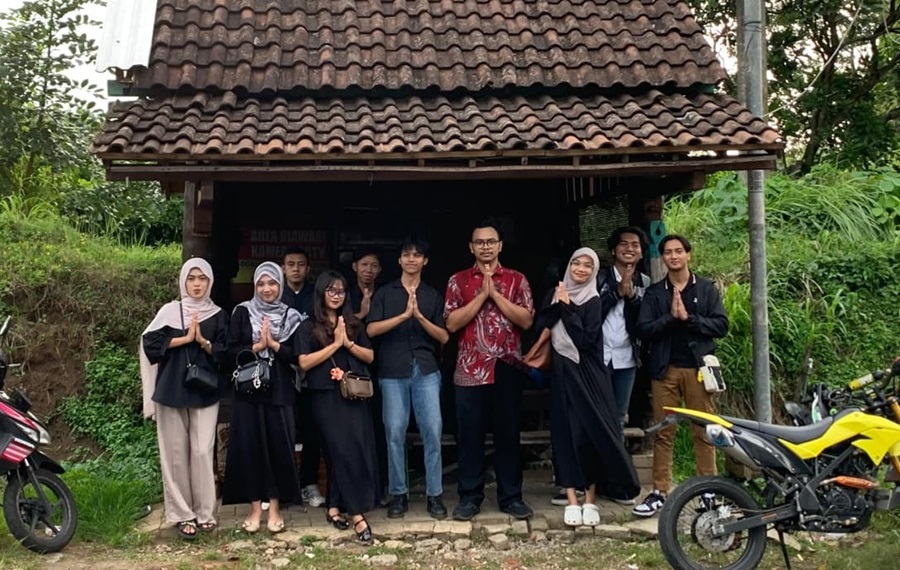 Makin kompak. Himpunan Mahasiswa Arsitektur ITN Malang usai membagikan takjil di Kawasan Mulyoagung, Dau.