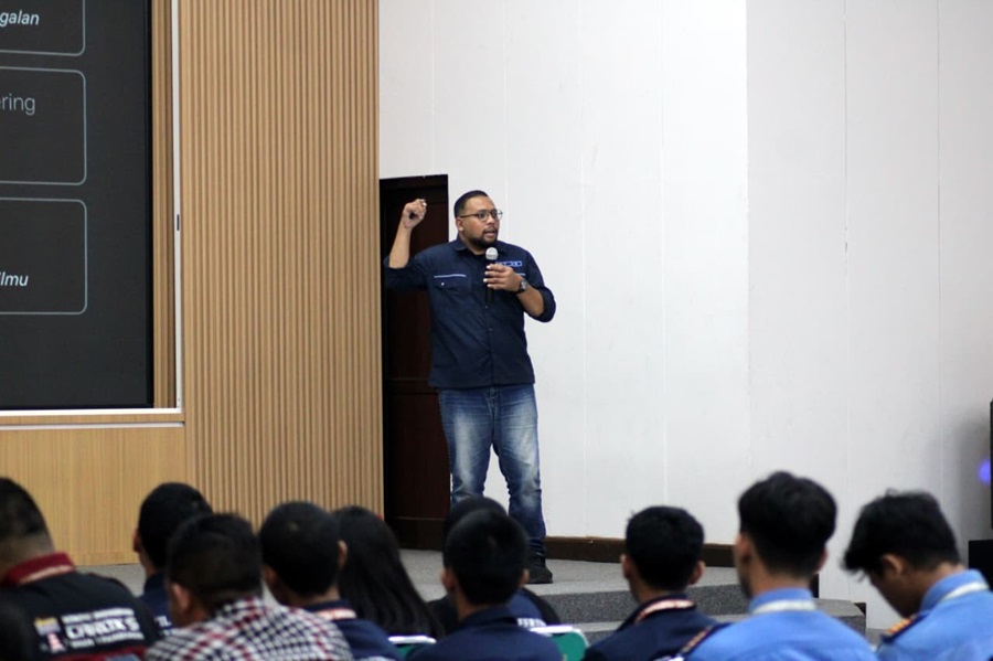 Dr. Ir. Roland Martin Simatupang, ST., MT., M.Sc., saat memberikan materi pada kuliah tamu ECIVE 2026 di Teknik Sipil ITN Malang