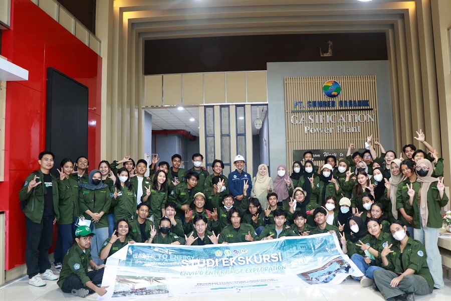 Mahasiswa Teknik Lingkungan S-1, ITN Malang saat mengunjungi TPA Benowo, Surabaya, Jawa Timur.