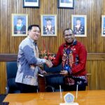 Rektor ITN Malang, Awan Uji Krismanto, ST., MT., Ph.D., (kiri) bersama Bupati Raja Ampat, Orideko Iriano Burdam, S.IP., M.M., M.Ec.Dev., usai penandatanganan kerja sama di Kampus 2 ITN Malang