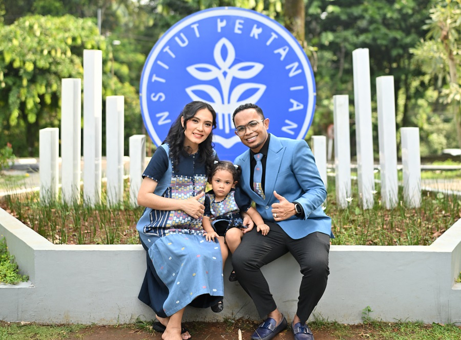 Dosen PWK ITN Malang Dr. Ir. Ardiyanto Maksimilianus Gai, ST., M.Si., MM., bersama keluarga setelah meraih gelar doktor dari IPB University