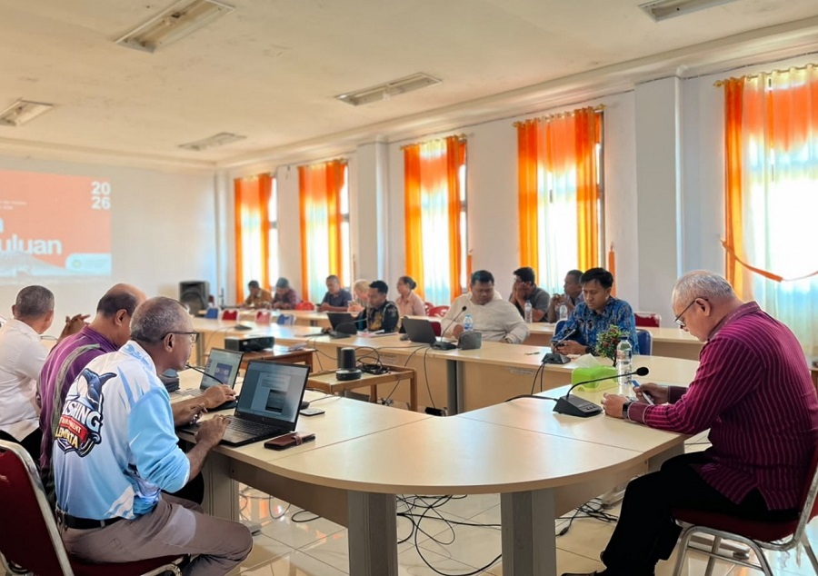 Dr. Ir. Vega Aditama, ST., MT., IPM., (baju batik) bersama Ir. Hadi Surya Wibawanto Sunarwadi, ST., MT., IPP., saat acara Laporan Pendahuluan Penyusunan Dokumen HSPK dan ASB Tahun 2027 di Aula Utama Kan