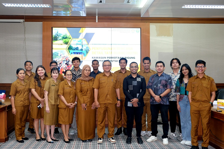 Foto bersama jajaran Pemkab Kutai Barat dan Tim Ahli ITN Malang usai kegiatan Forum Konsultasi Publik I Penyusunan RDTR dan KLHS Kawasan Perkotaan Linggang Bigung (1)