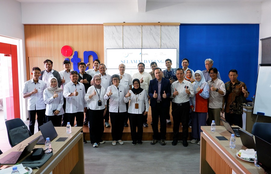 Rektor ITN Malang, Awan Uji Krismanto, ST., MT., Ph.D., (jas hitam) berdampingan dengan Sekretaris Ditjen Penataan Ruang Laut KKP, Dr. Effin Martiana, SH., MH., beserta para peserta workshop.