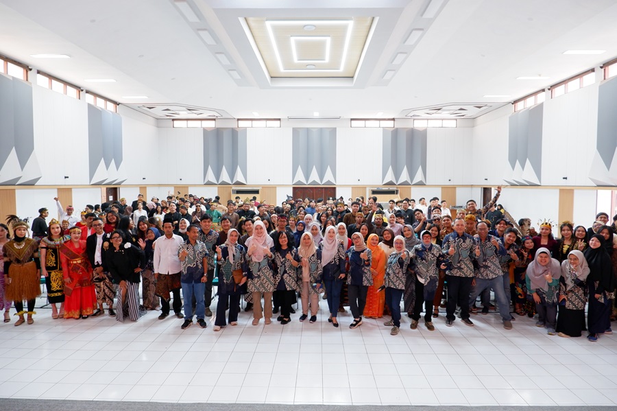 Yudisium FTSP ITN Malang Periode II Tahun 2026 para peserta mengenakan pakaian adat